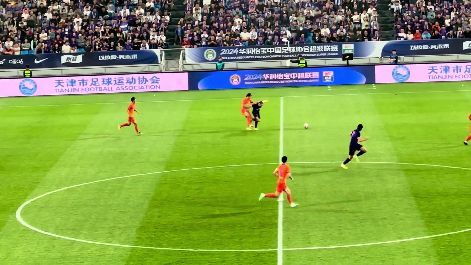 中超再现名场面❗️吴兴涵生拉硬拽阿代米将近20米，终于放倒对手&染黄