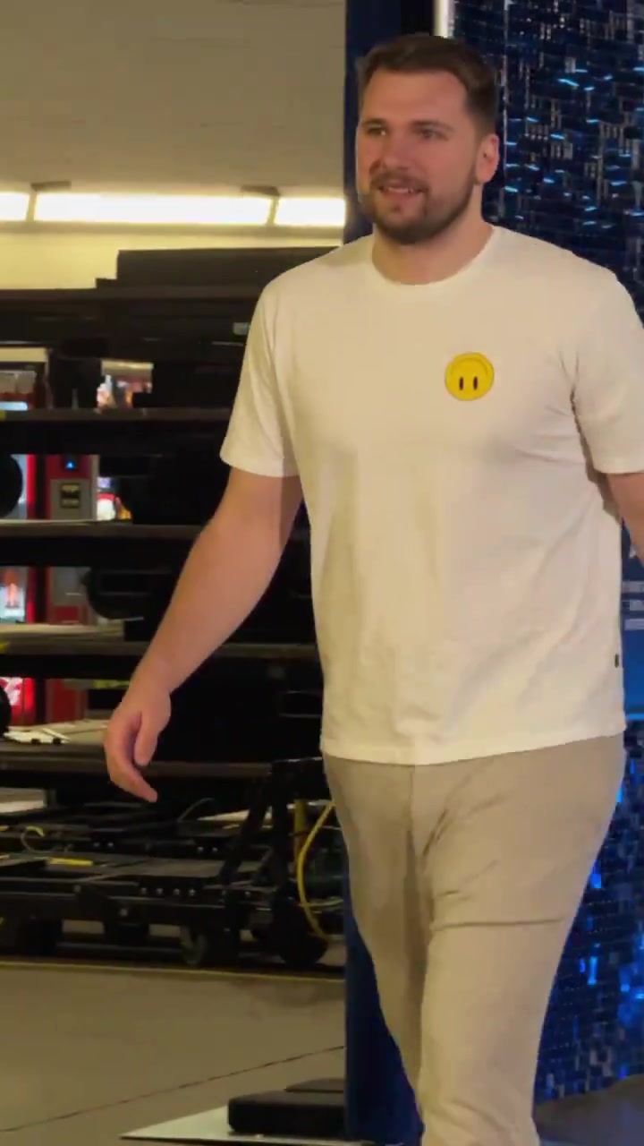 金发美女是谁哈？东77神情轻松一身休闲装入场 被美女拍了拍肩膀