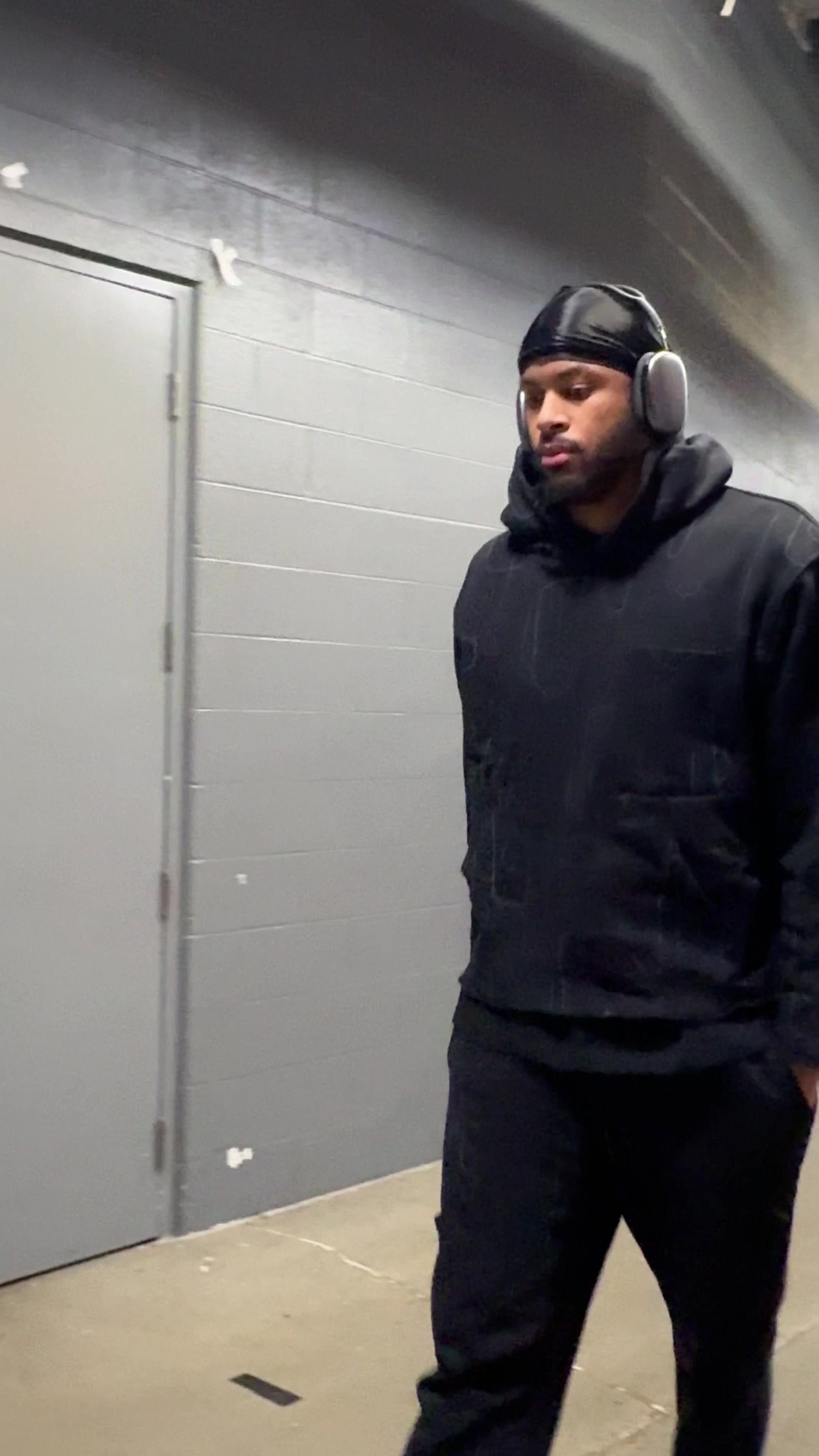 老婆阿耶莎3月公布怀孕那天 老公库里戴着绿帽子抵达猛龙主场