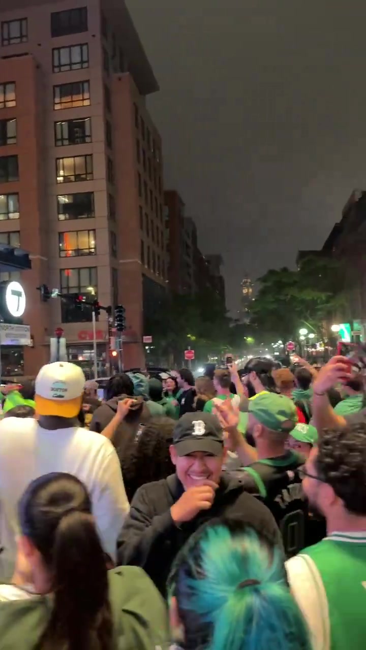 凯尔特人球迷大喊法克欧文！这是提前预知总决赛相遇了？