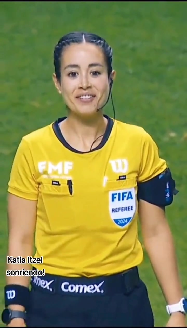 墨西哥联赛女裁判katia Itzel，笑起来真甜