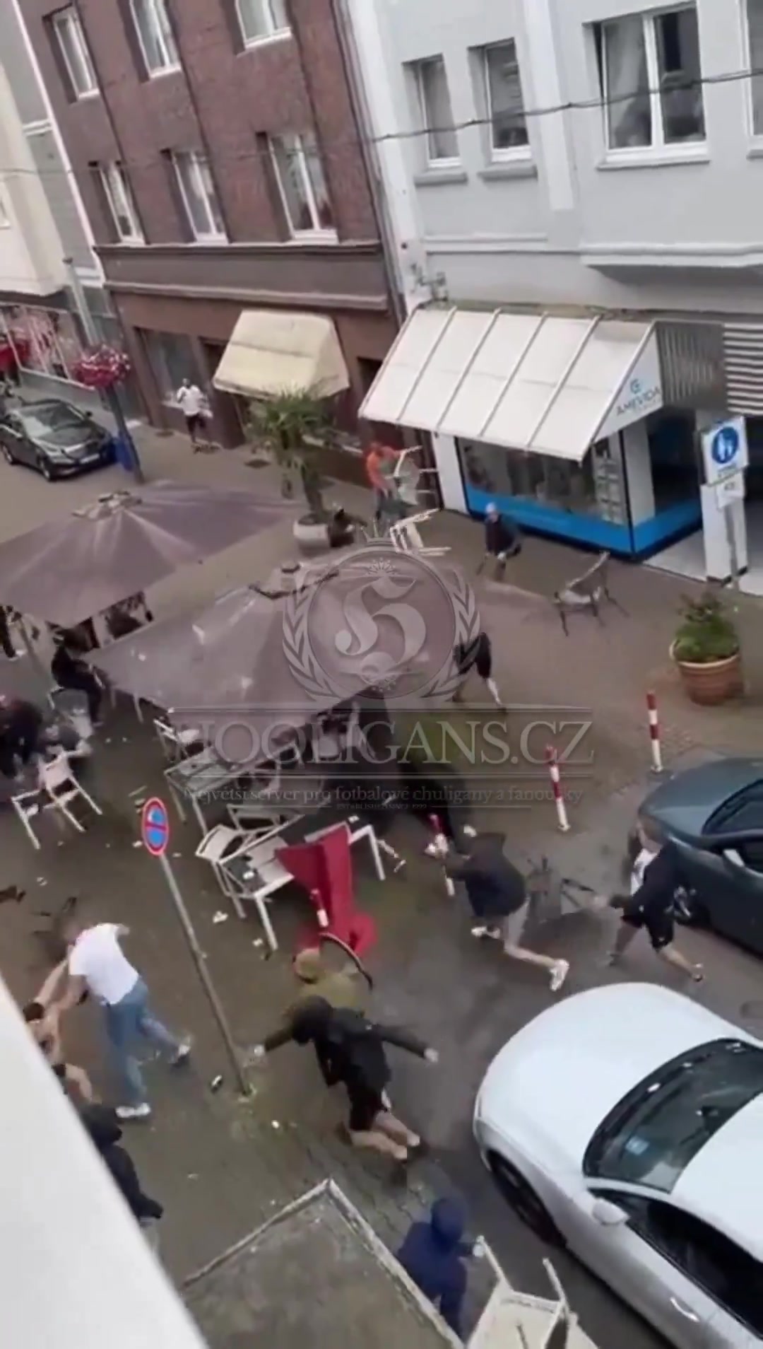 什么文化？英格兰球迷和塞尔维亚球迷互砸椅子，场面混乱！