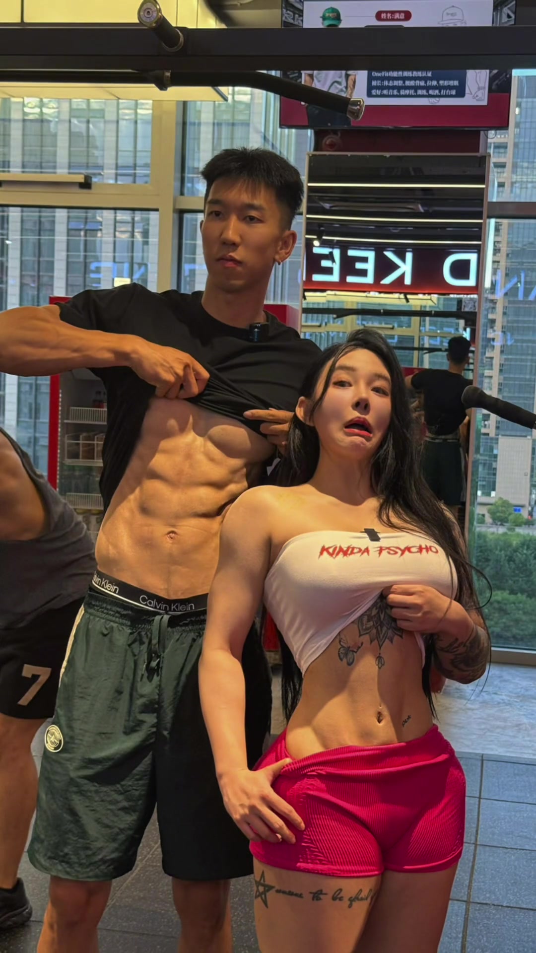 曹岩跟健身博主宋昱欣秀肌肉 两人身材可真是天花板！