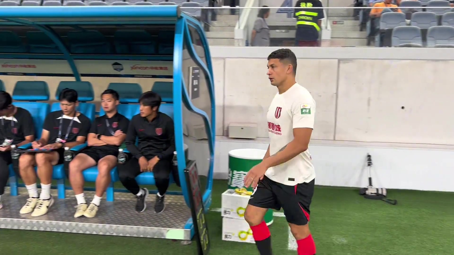 还能为国出战吗？艾克森如今已经发福，肚腩清晰可见