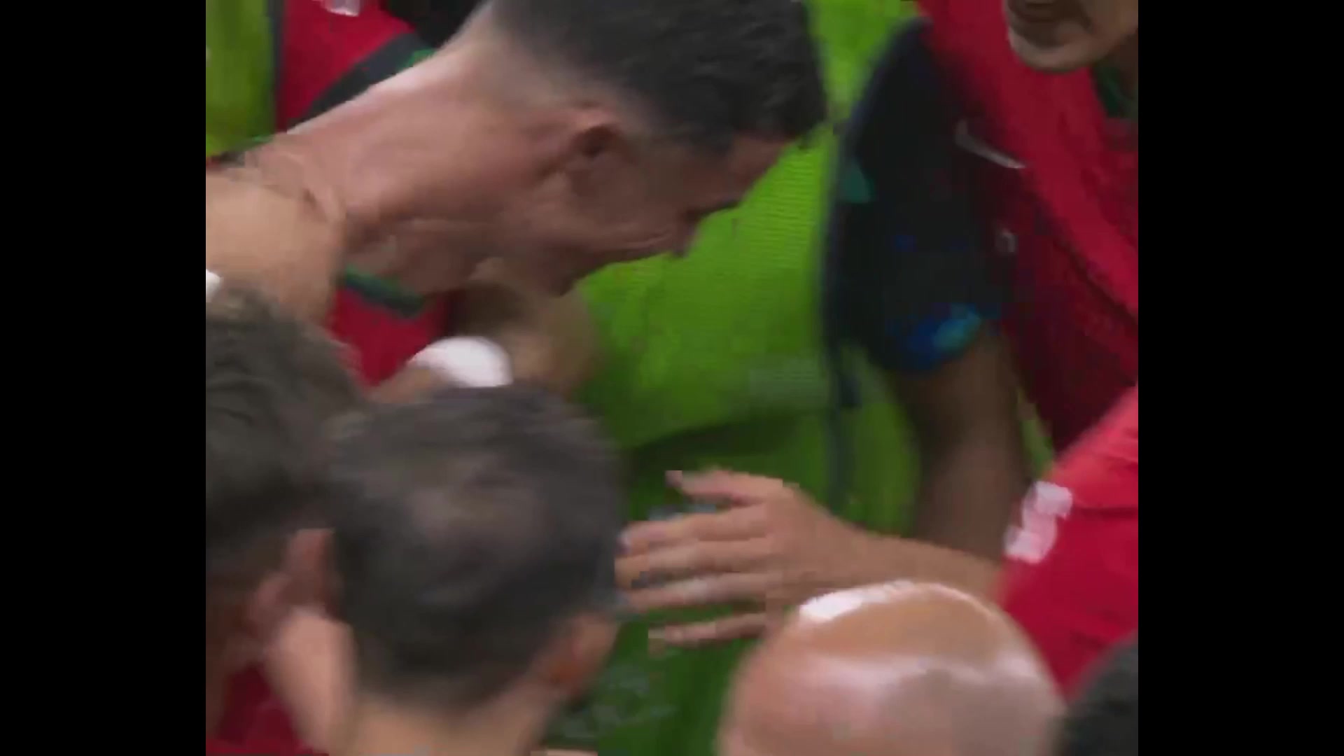 加时点球不进，C罗哭了，看台上C罗的母亲也哭了。。