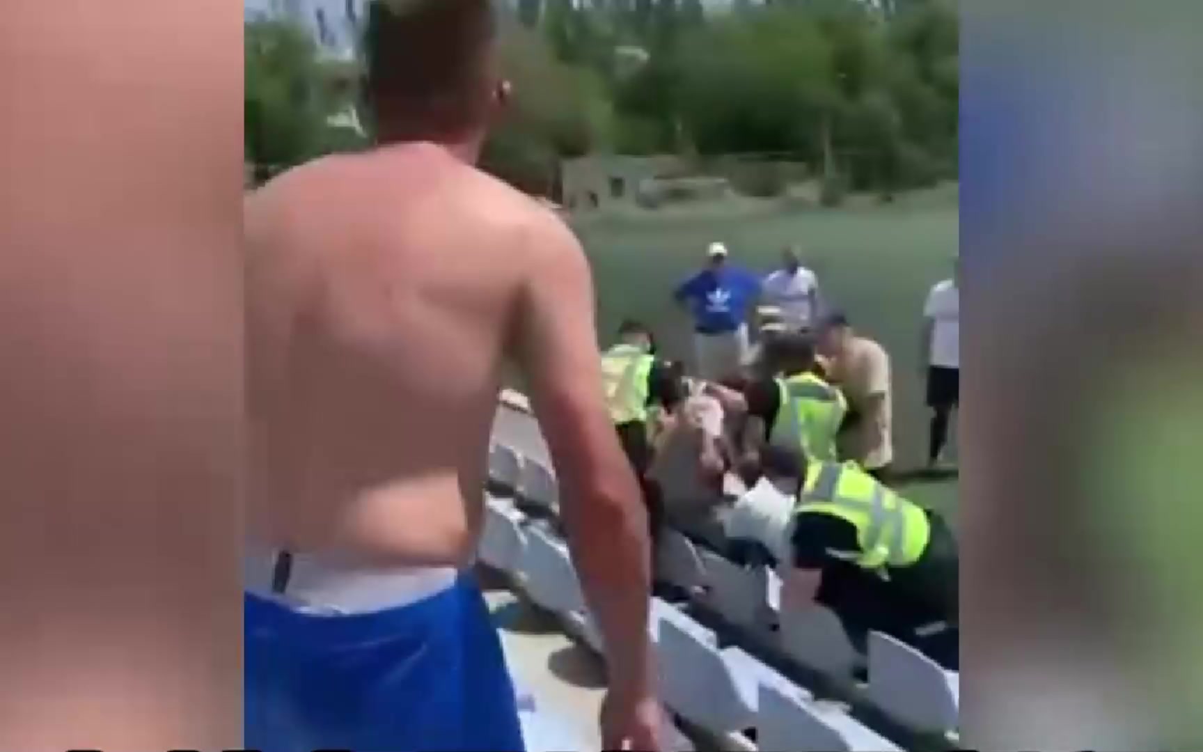 真的假的？俄媒称乌克兰征兵官员突袭足球场，想强行拉走一名路人