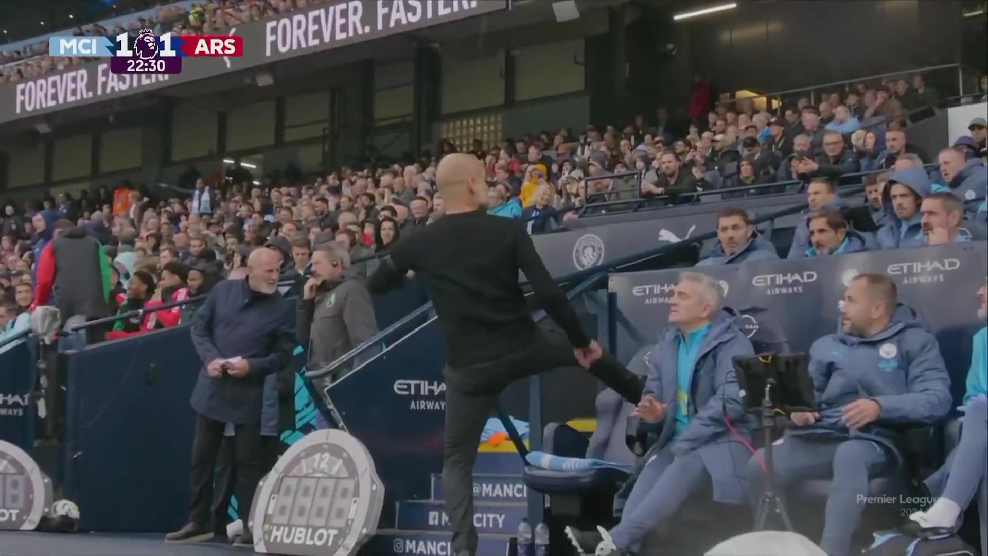 罕见发怒瓜迪奥拉抗议进球，怒踹替补席座椅！