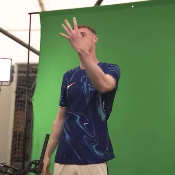 摄影师：如果你戴帽能比划123吗？帕尔默：那进4个呢？