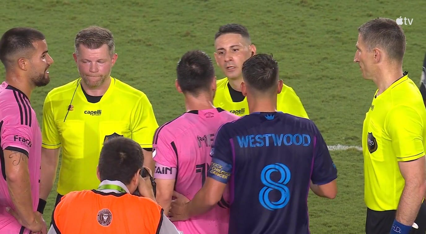 奥莱报报道，梅西对主裁判喊：你这个混蛋、你这个混蛋，XX养的