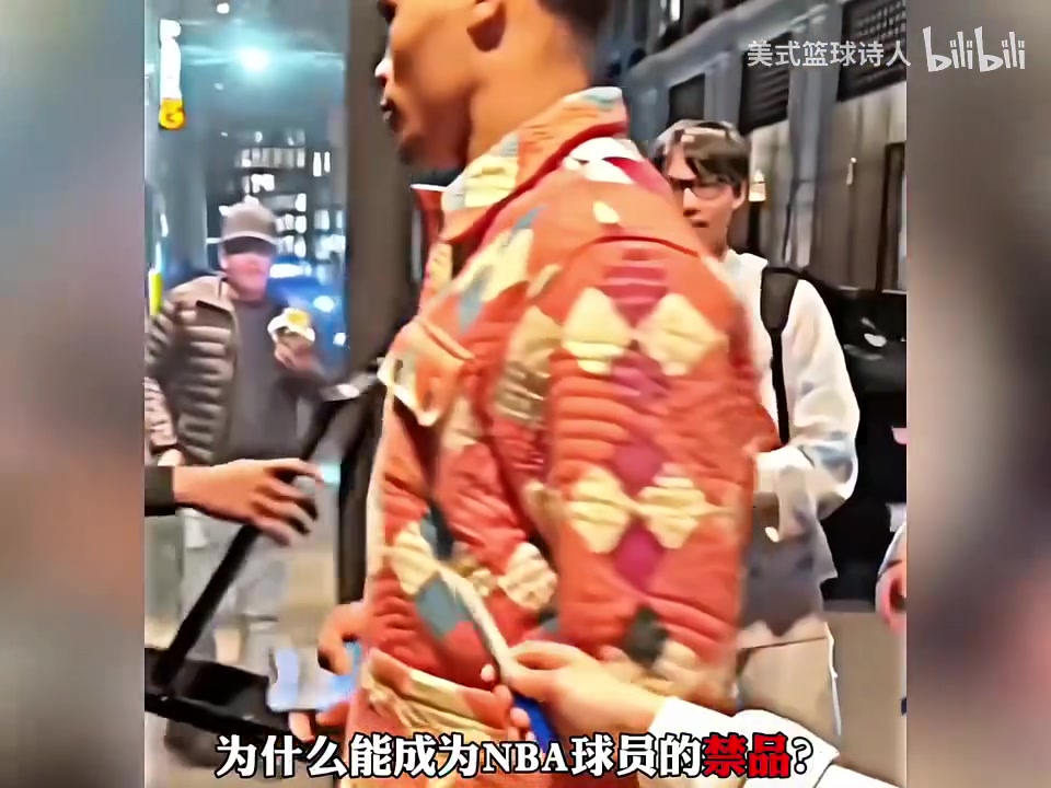 [体育头条]优质偶像！威少拒绝球迷签名引争议，蓝色笔成为NB