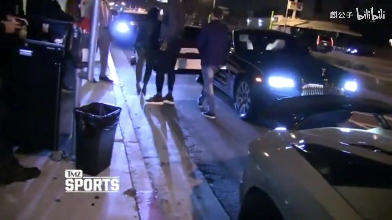 我需要散散心！18年詹姆斯在湖人输球后参加吹牛老爹的派对