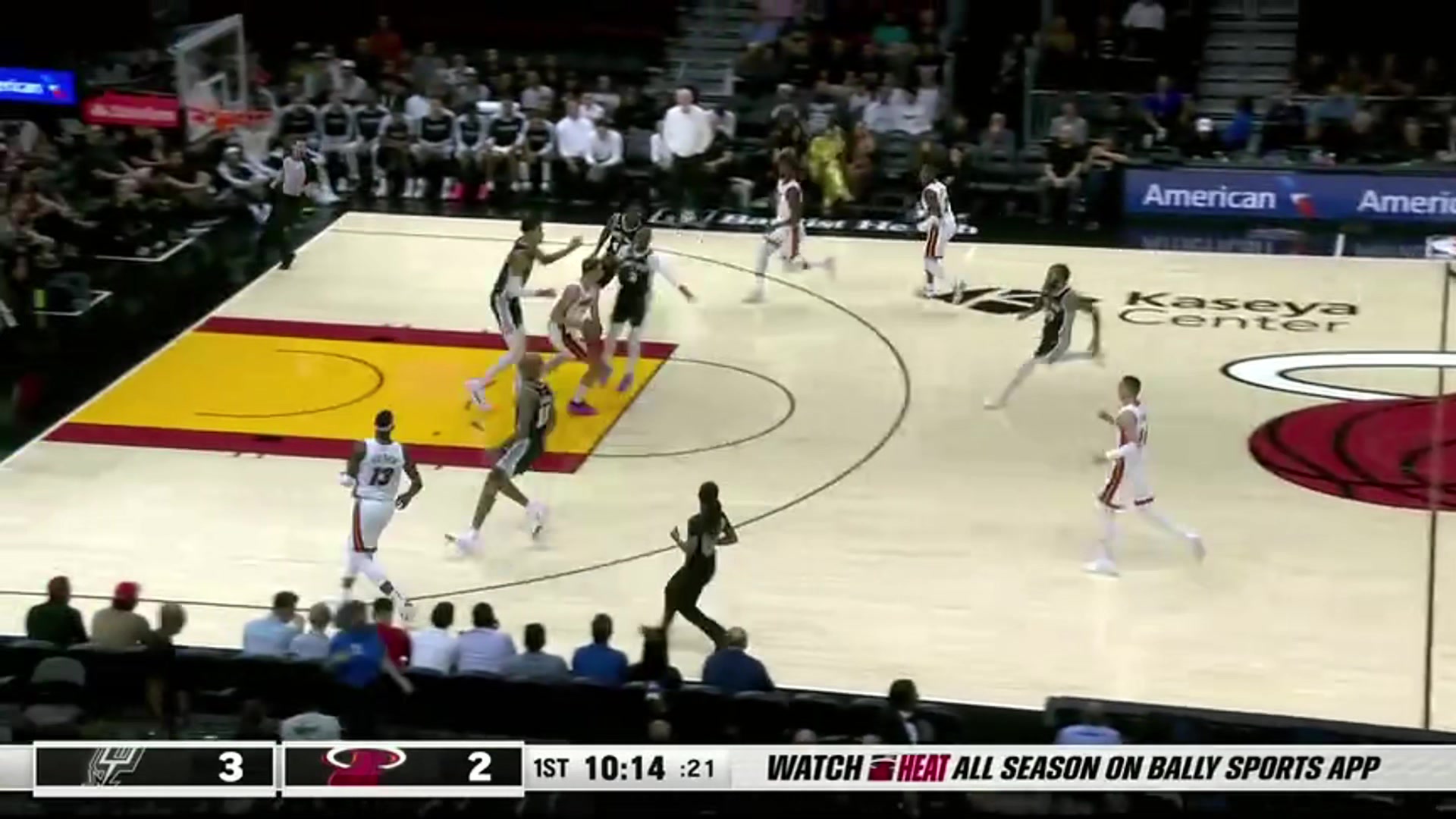 太吓人了！文班亚马完成抢断，随后助飞索汉炸裂空接！