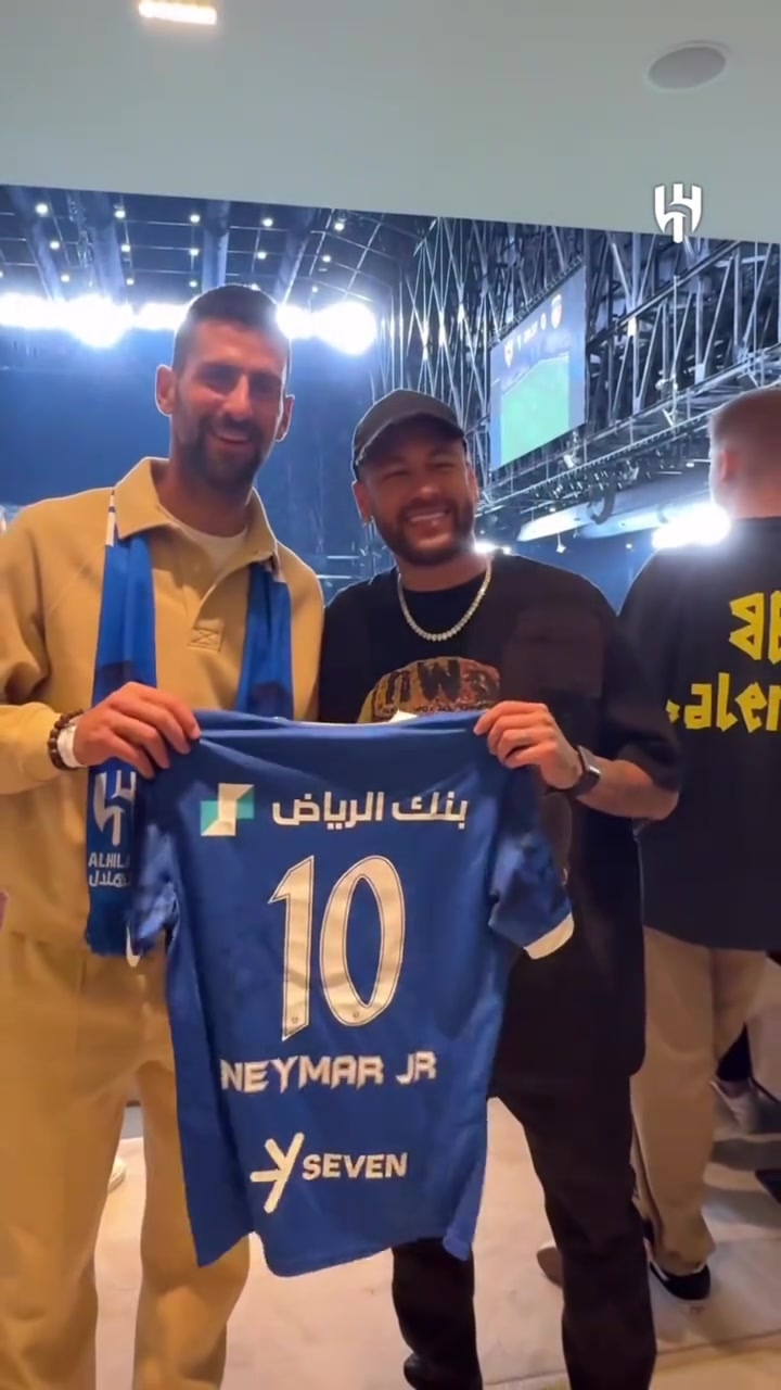 公关型前锋！德约现场观看新月，内马尔送上签名球衣并合影