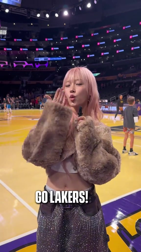 [推荐]韩国女星Heyoon现身湖人主场送飞吻：Go Lakers!!!