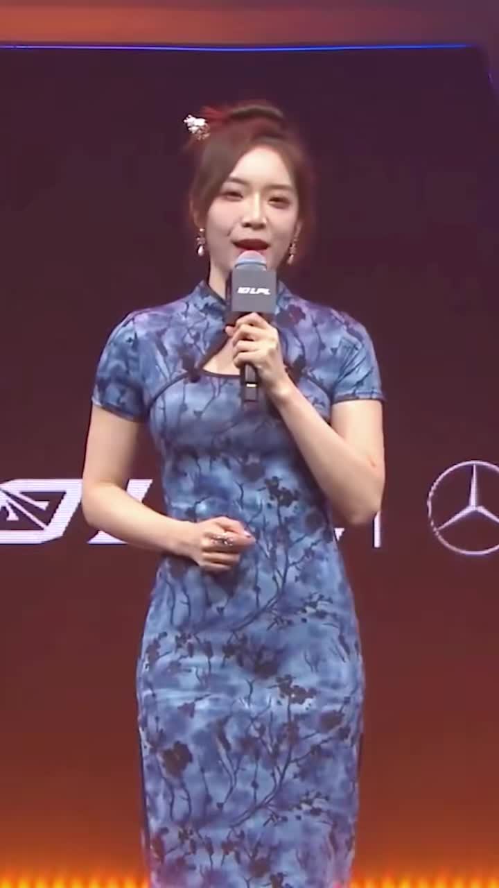 [集锦]联动起来了！LPL美女主持模仿C罗和姆巴佩庆祝动作，