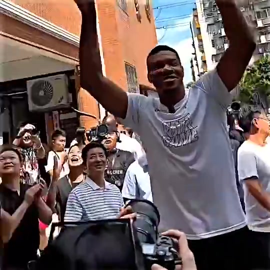 [NBA]懵圈了！字母哥中国行教小孩运球，结果发现大家都会