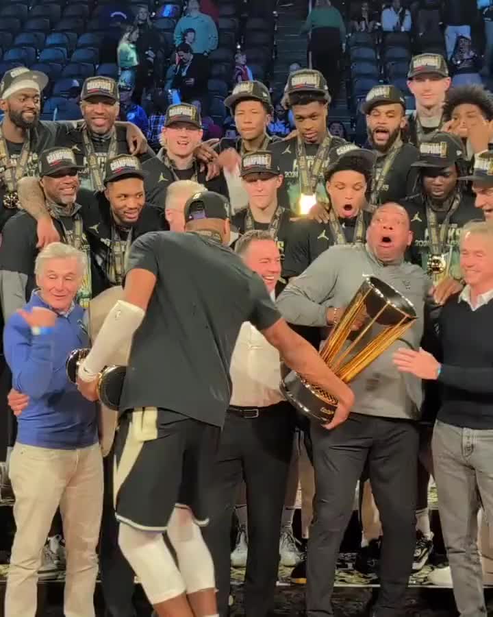 [NBA]太逗了！字母哥假装从里弗斯手里抢走奖杯 老里抱的是