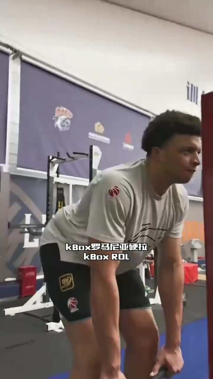 [视频]勤勉努力！体能师此前分享上海男篮外援洛夫顿日常力量训