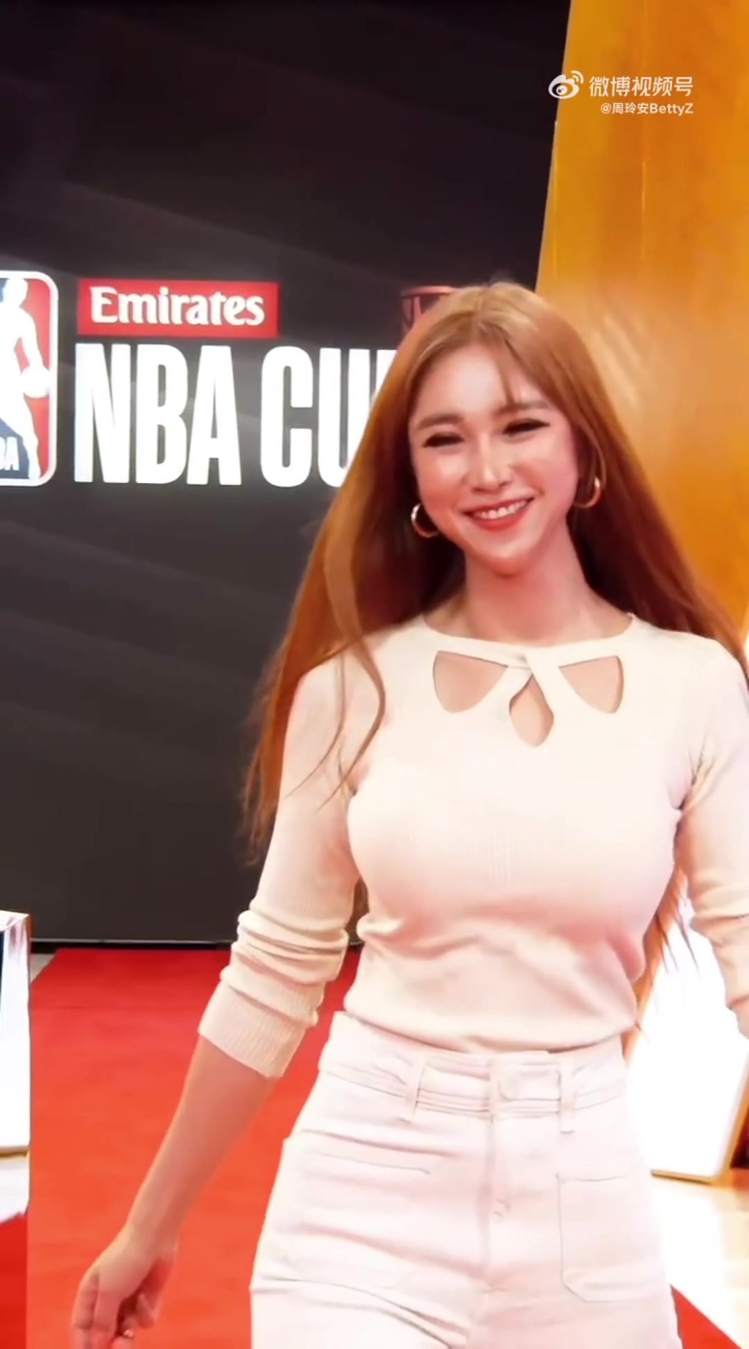  [体育视频]笑容甜美！周玲安晒出自己在NBA杯走红毯的视频