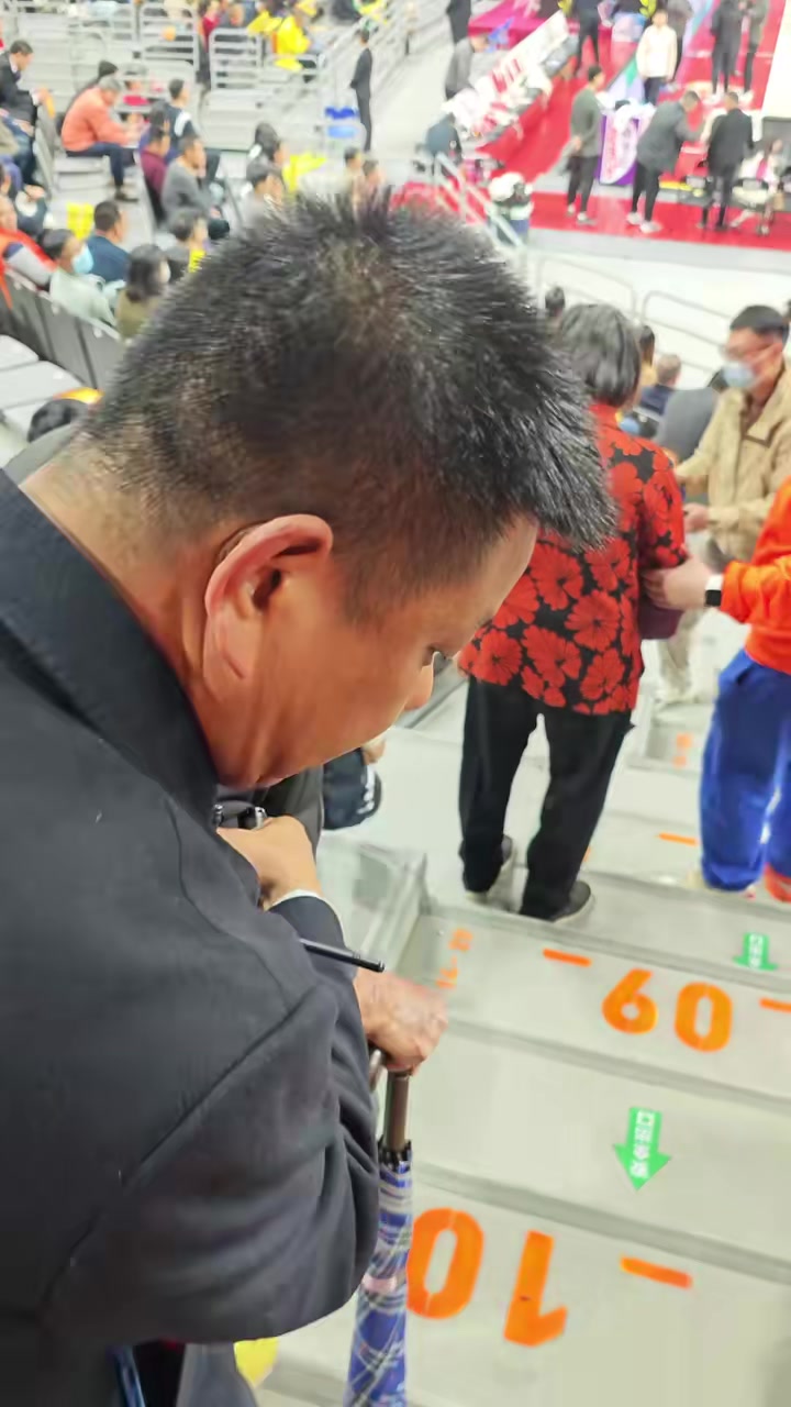 【值得一看】现场来了两位年迈资深的老球迷，这就是广东宏远强大