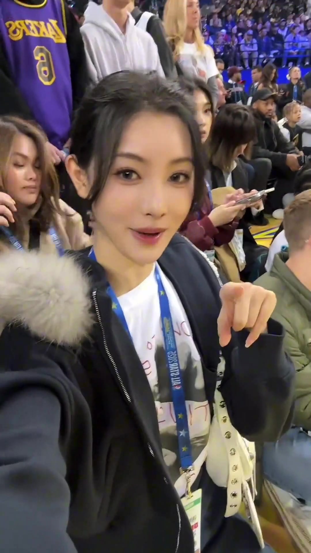 [视频]金佳悦晒和昔日篮网三巨头合影 这应该是中国女主播第一颜值了吧