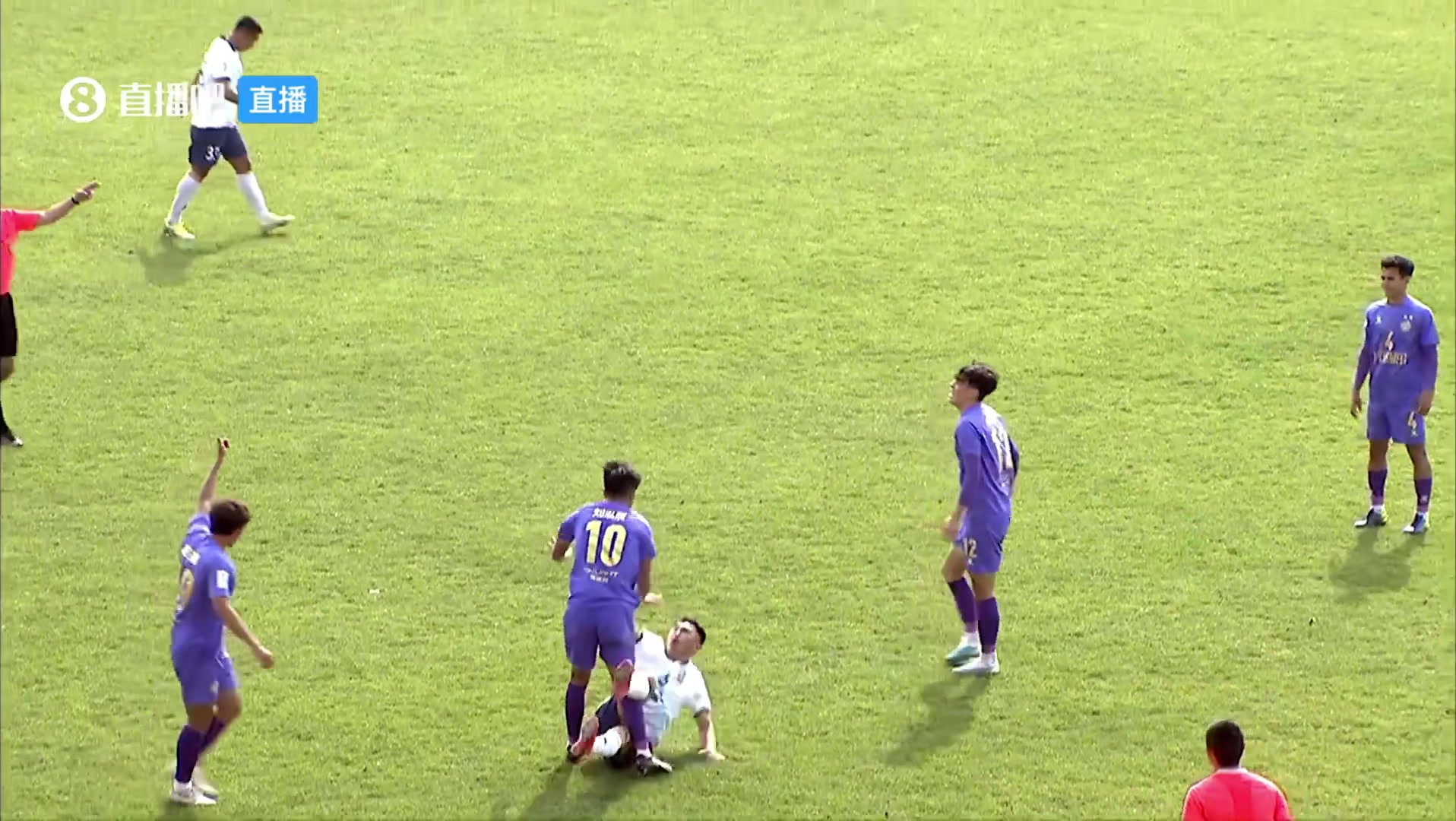 这。。中冠广西联合球员南云齐被犯规后直接挥拳命中对手腹部