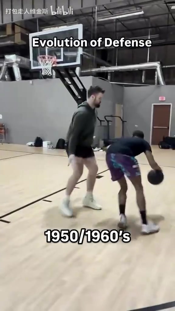  【推荐视频】太真实了！外网网红恶搞NBA不同时代的防守尺度变化！