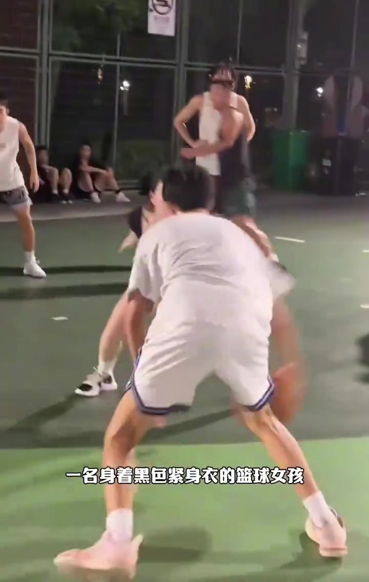 身材爆炸的小姐姐竟然是防守悍将，根本过不去
