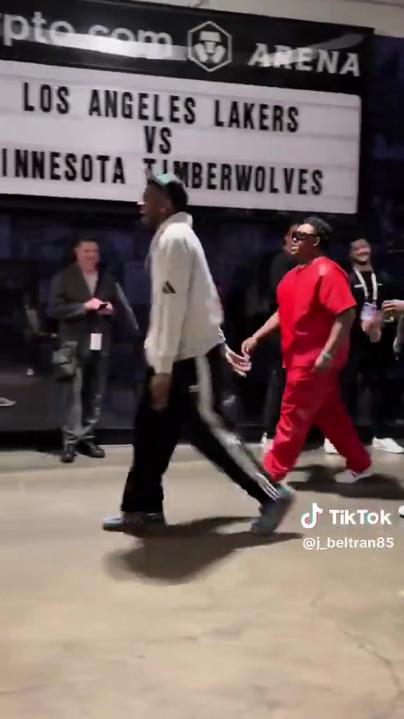 [今日视频]爱德华兹赛后球员通道模仿詹密夏普：Lakers in 5！