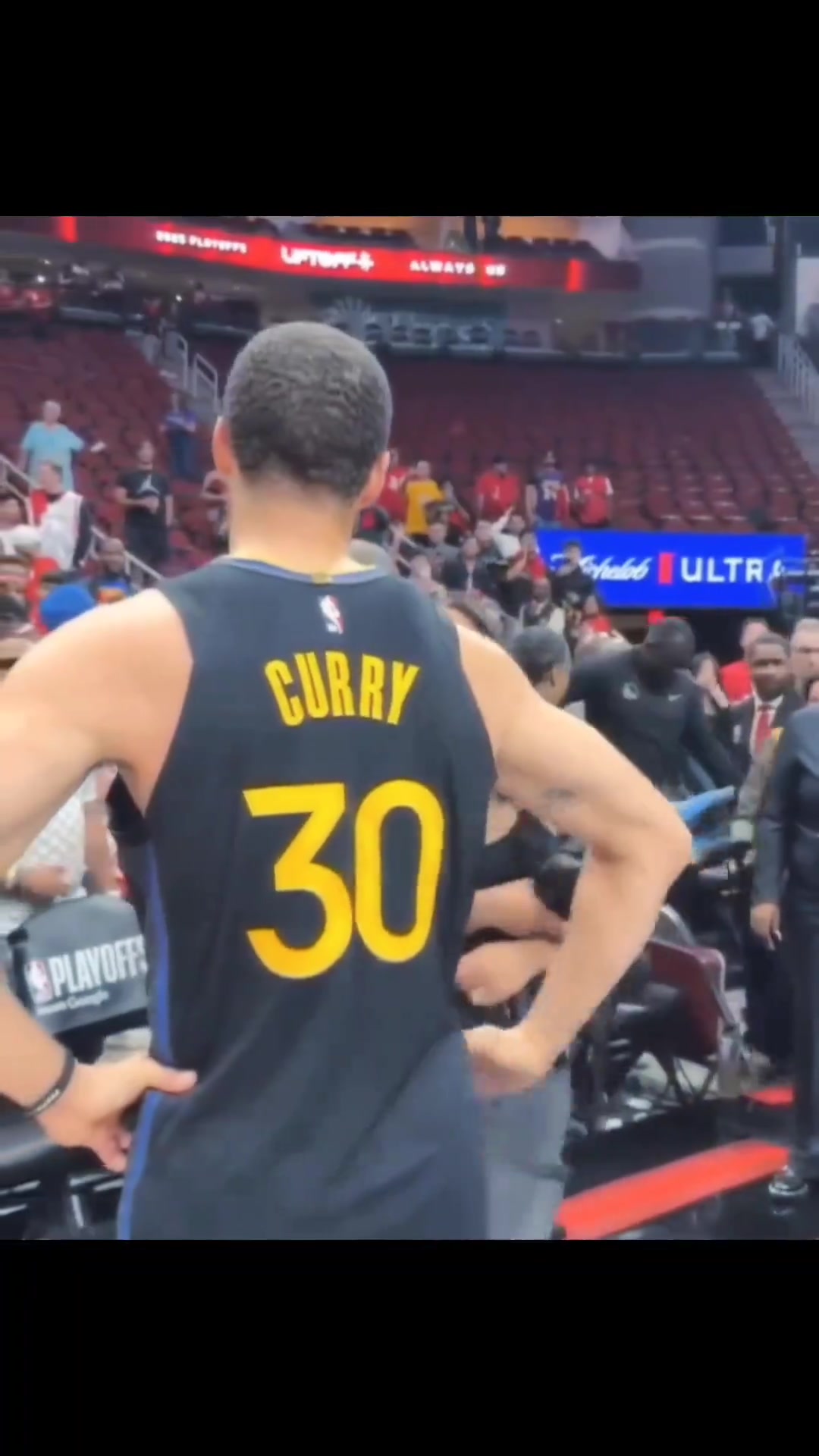 【NBA】这一幕太甜了！库里赢球后场边拥抱妻子