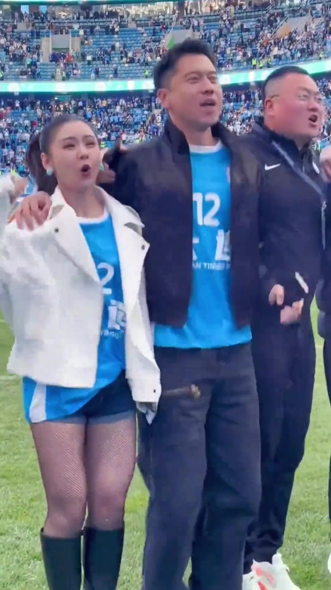 【今日视频】黑丝晃眼！“锤王”和美娇妻李小萌庆祝大连胜利