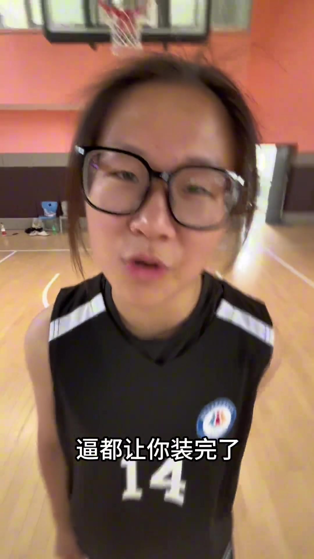 [美女]传给裁判吗？教练说：你都三不传了，还要你上场干嘛