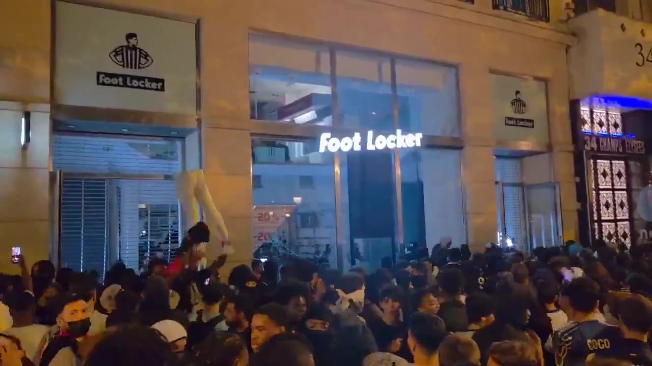 [体育头条]真假球迷？巴黎球迷在当地焚烧汽车并抢劫商店，庆祝