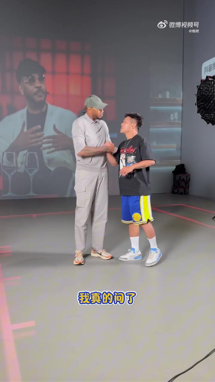 [精彩剪辑]球迷与安东尼合照时身穿印有保罗和甜瓜的T恤，瓜哥