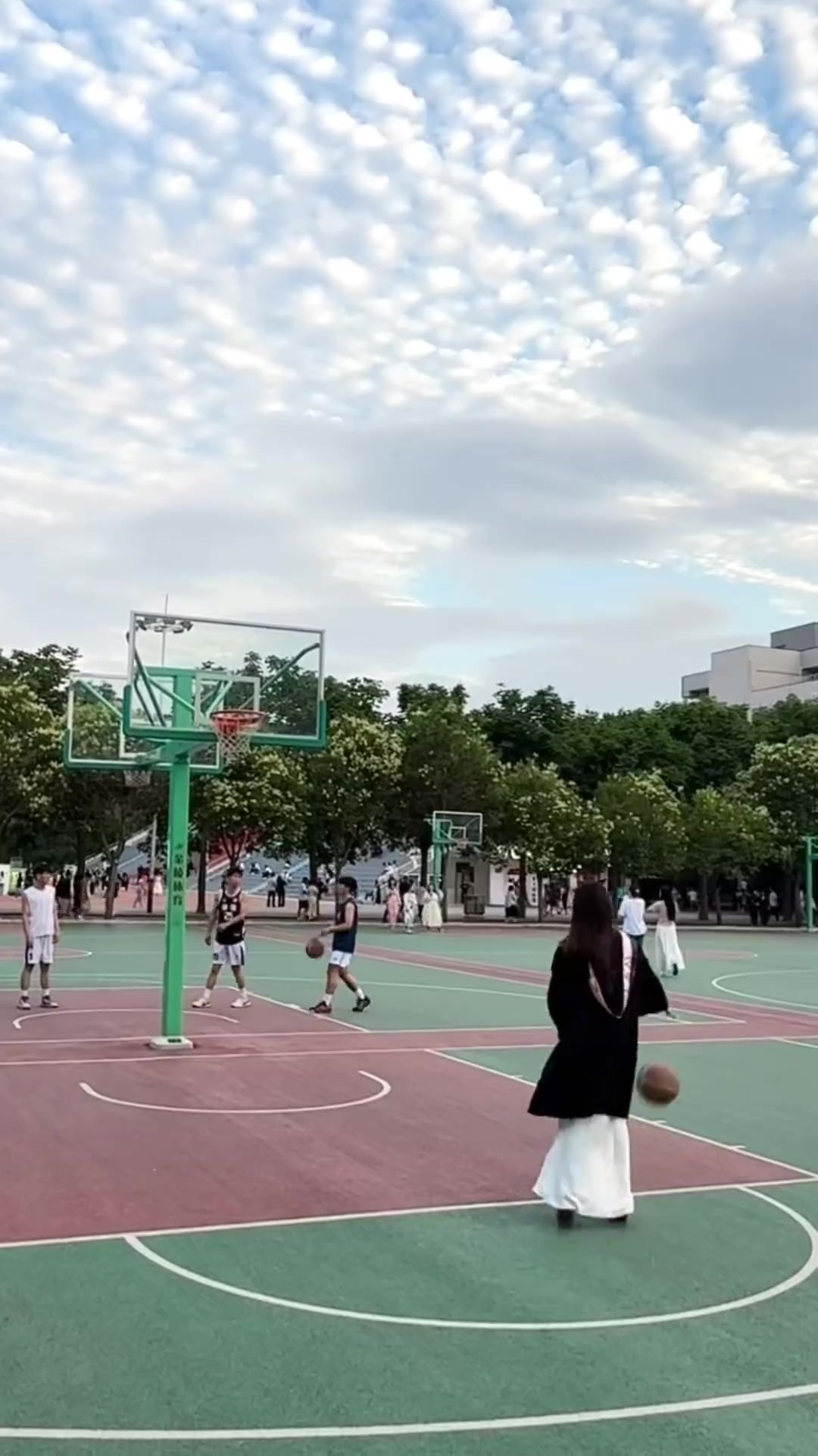 [美女]毕业了，在学校打一次少一次