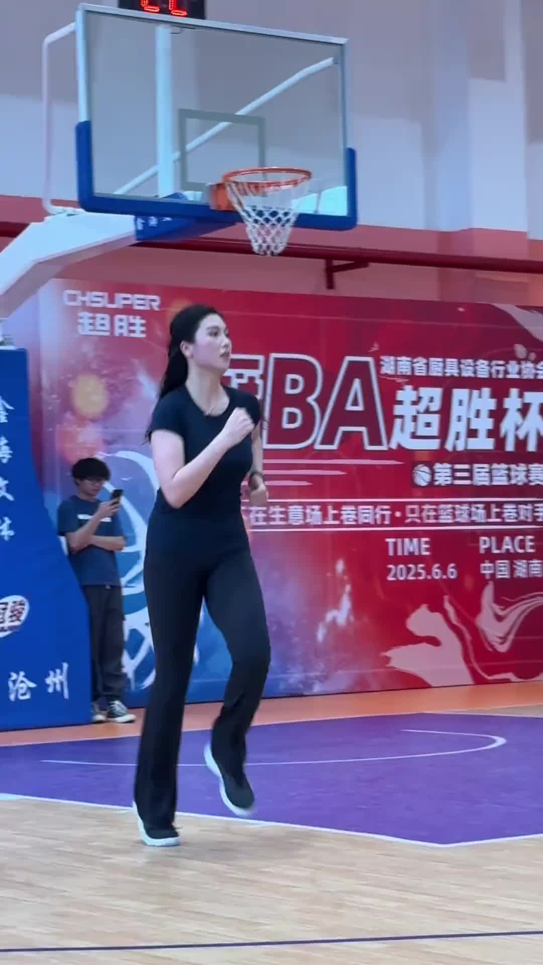 [中国篮球]这灵动这投篮谁顶得住？国产卡戴珊的肘子姐参加厨BA比赛~