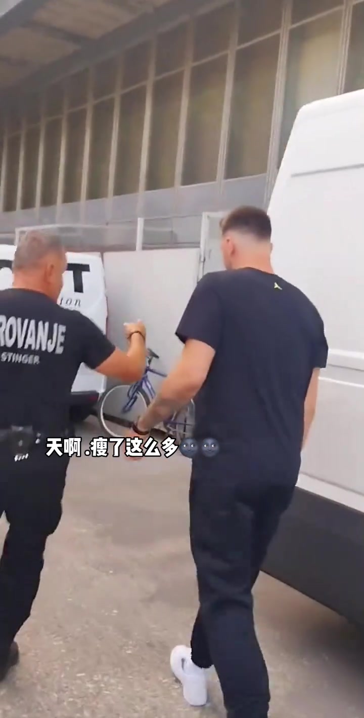 【值得一看】天啊，瘦了这么多！看来私底下没少锻炼呢~