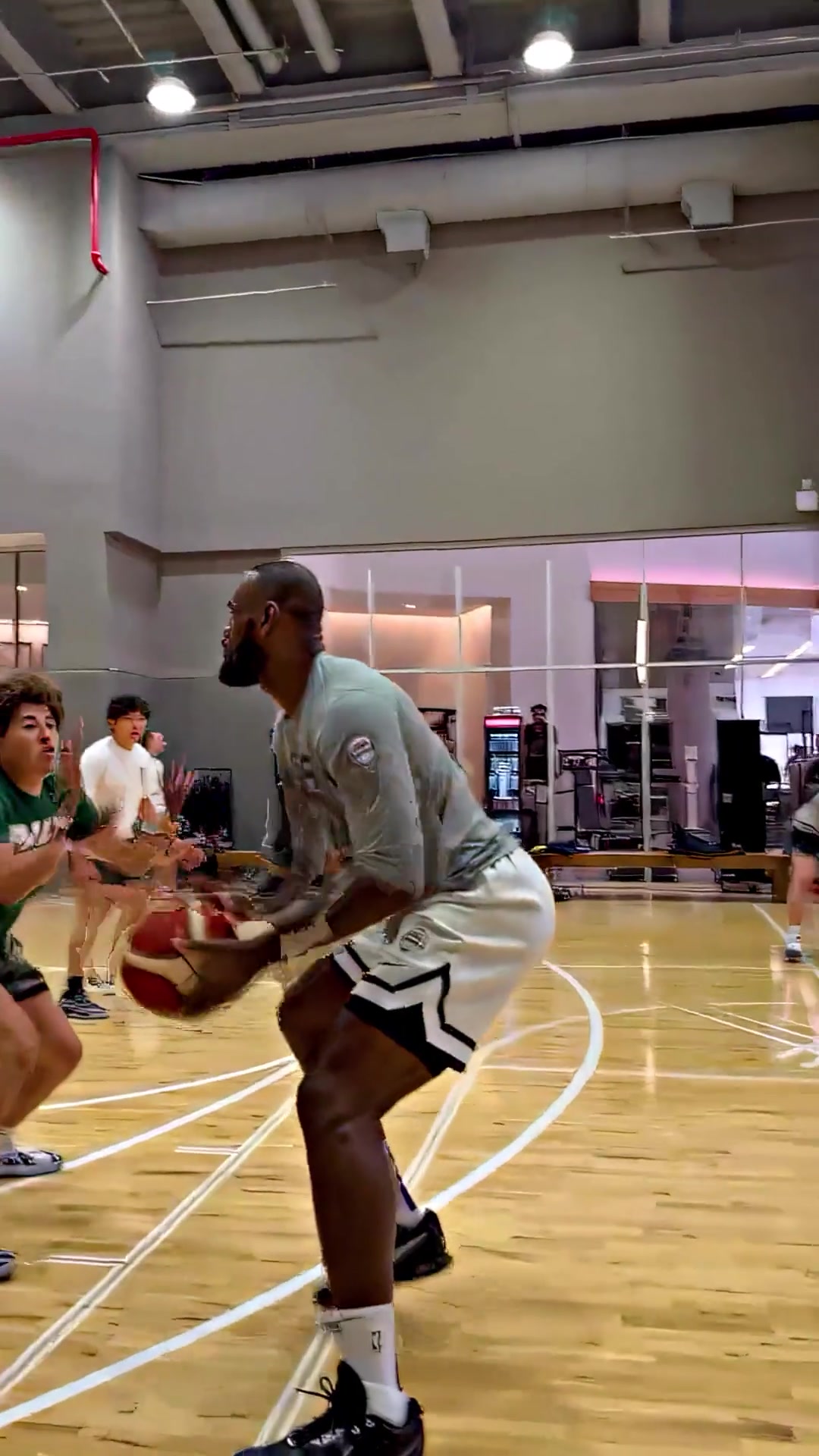 【NBA】老詹这就开始练上了？詹姆斯投篮姿势来啦