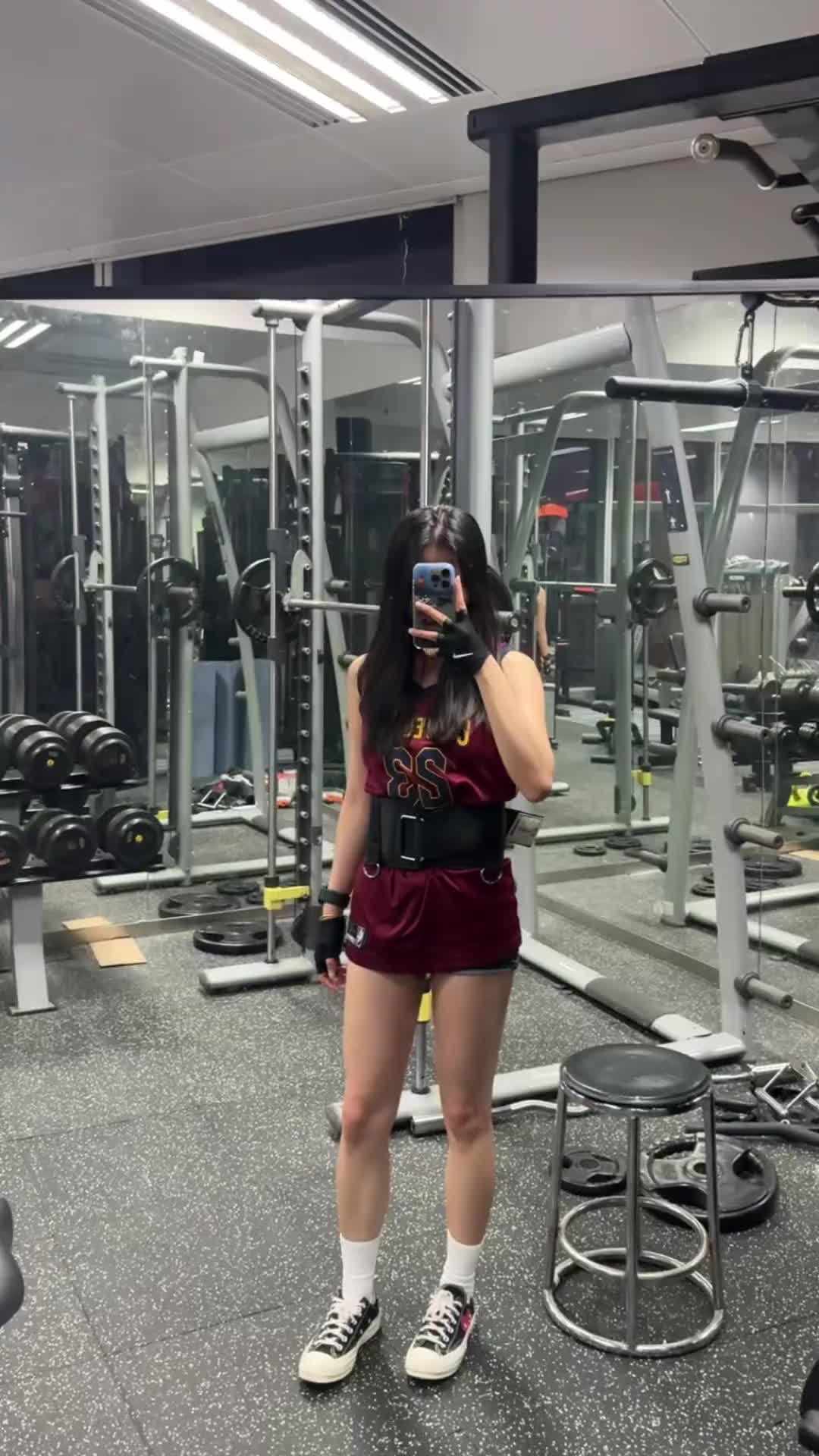 詹姆斯女球迷穿23号球衣健身 这就是偶像的力量吧