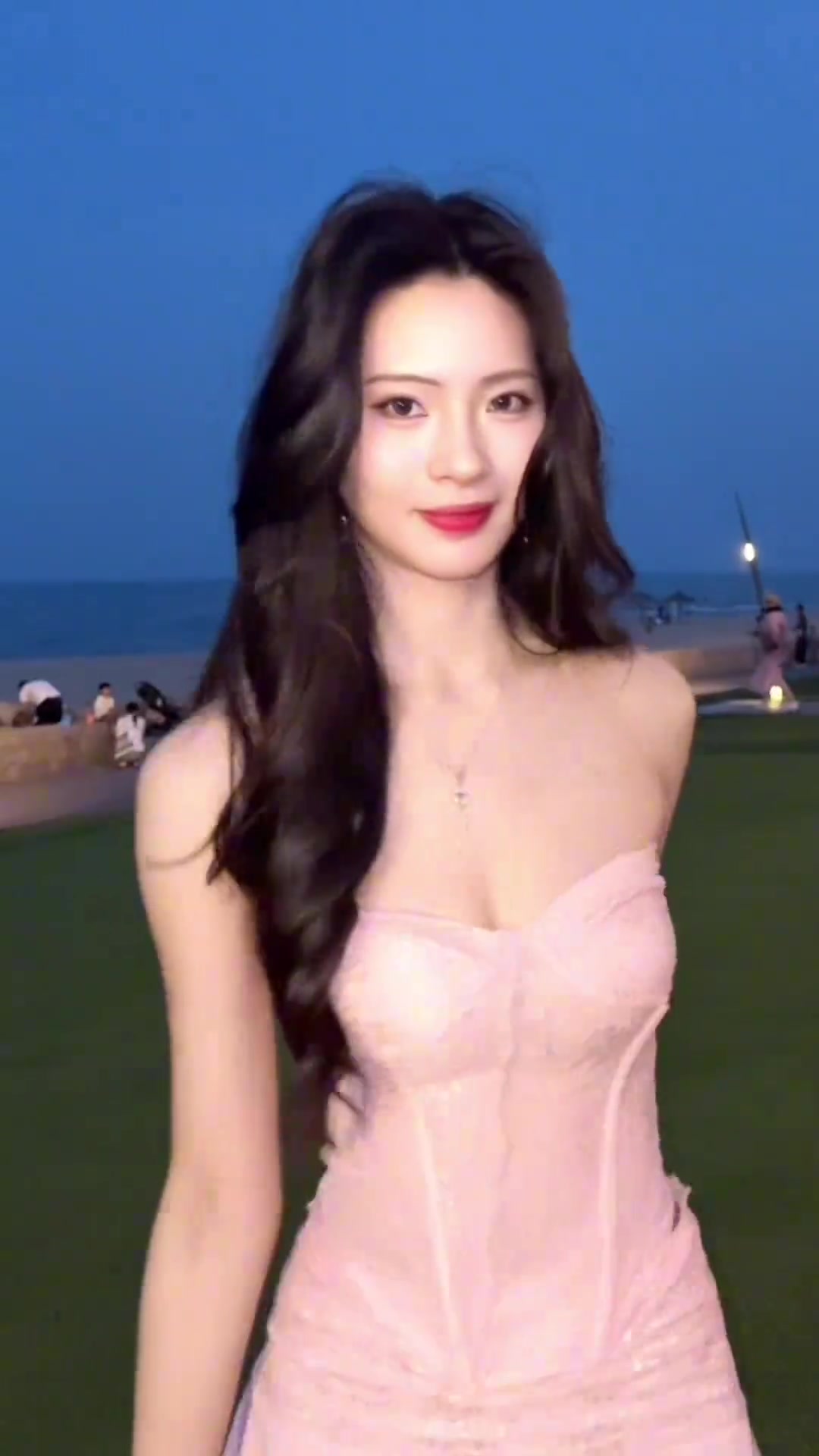【有道理嘛?】网红篮球女解盼盼连衣裙海边拍摄：你喜欢大海 我