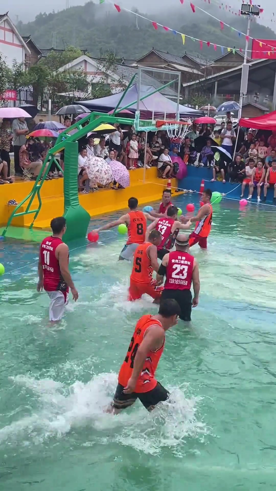 [视频/集锦]湖人vs泳士的比赛搬到了村BA现场！