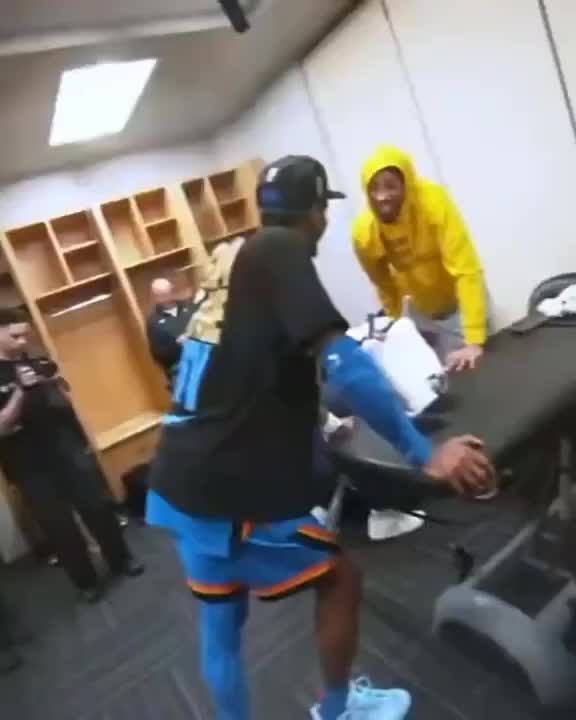【NBA】亚历山大夺冠赛后去更衣室看望哈利伯顿，这一幕他就是MVP！