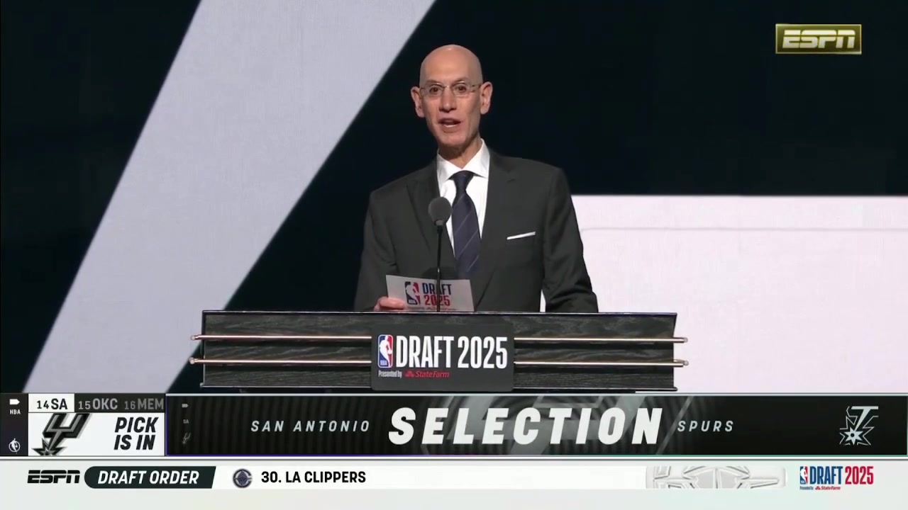 [NBA]听名字就很牛逼！卡特-布莱恩特上场同萧华握手