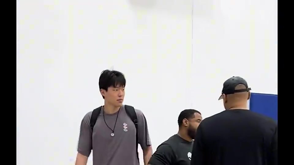 [篮球]16顺位去了开拓者！此前孟超探班杨瀚森，在洛杉矶训练挥汗如雨