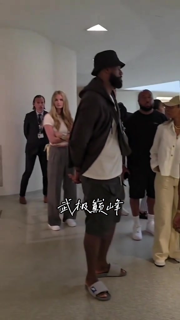这位拖鞋大叔好眼熟啊？网友在博物馆偶遇詹姆斯~