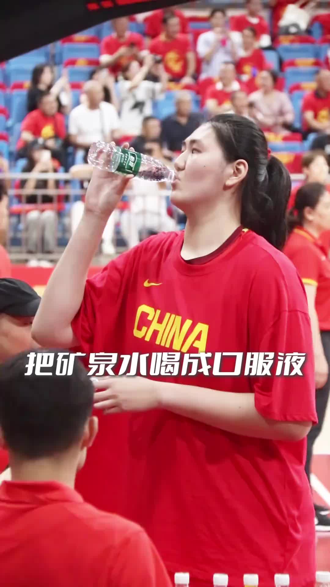 感受張子宇的巨掌！礦泉水秒變口服液 還能一只手夾兩瓶換著喝~