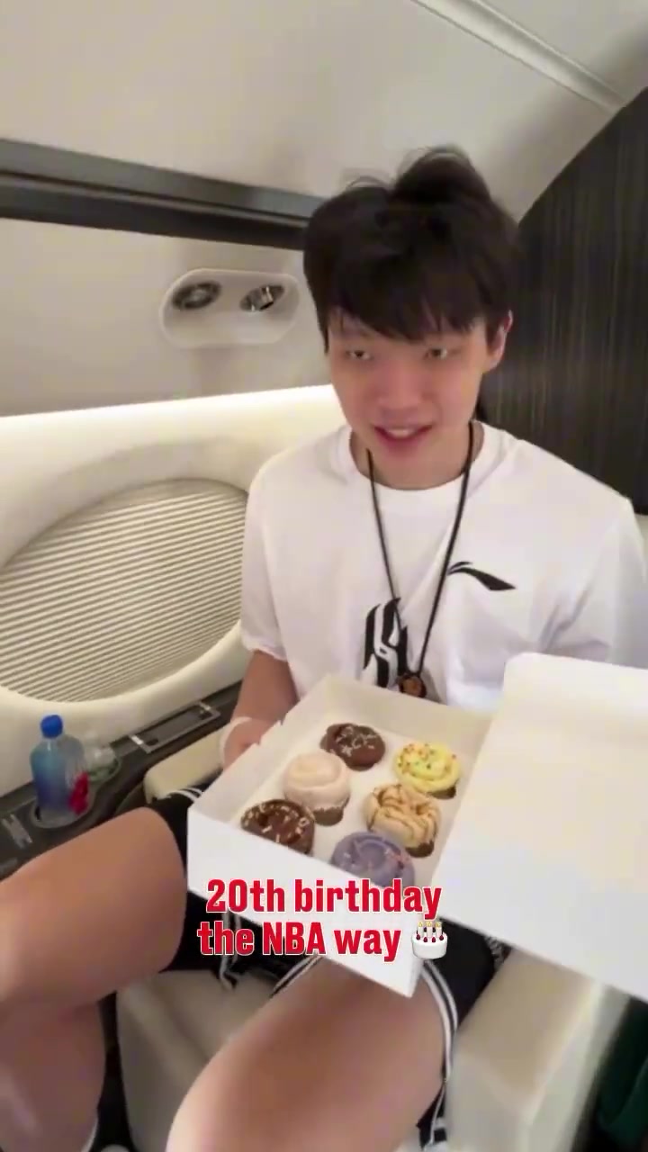 开拓者工作人员将生日蛋糕递给杨瀚森，小杨顿时有点懵圈了