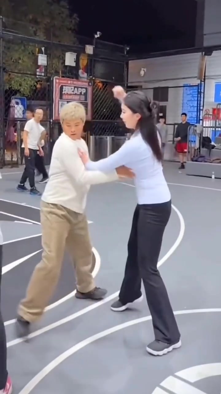[你怎么看？]小伙你手摸哪里呢！防守就防守不能干净一点吗！