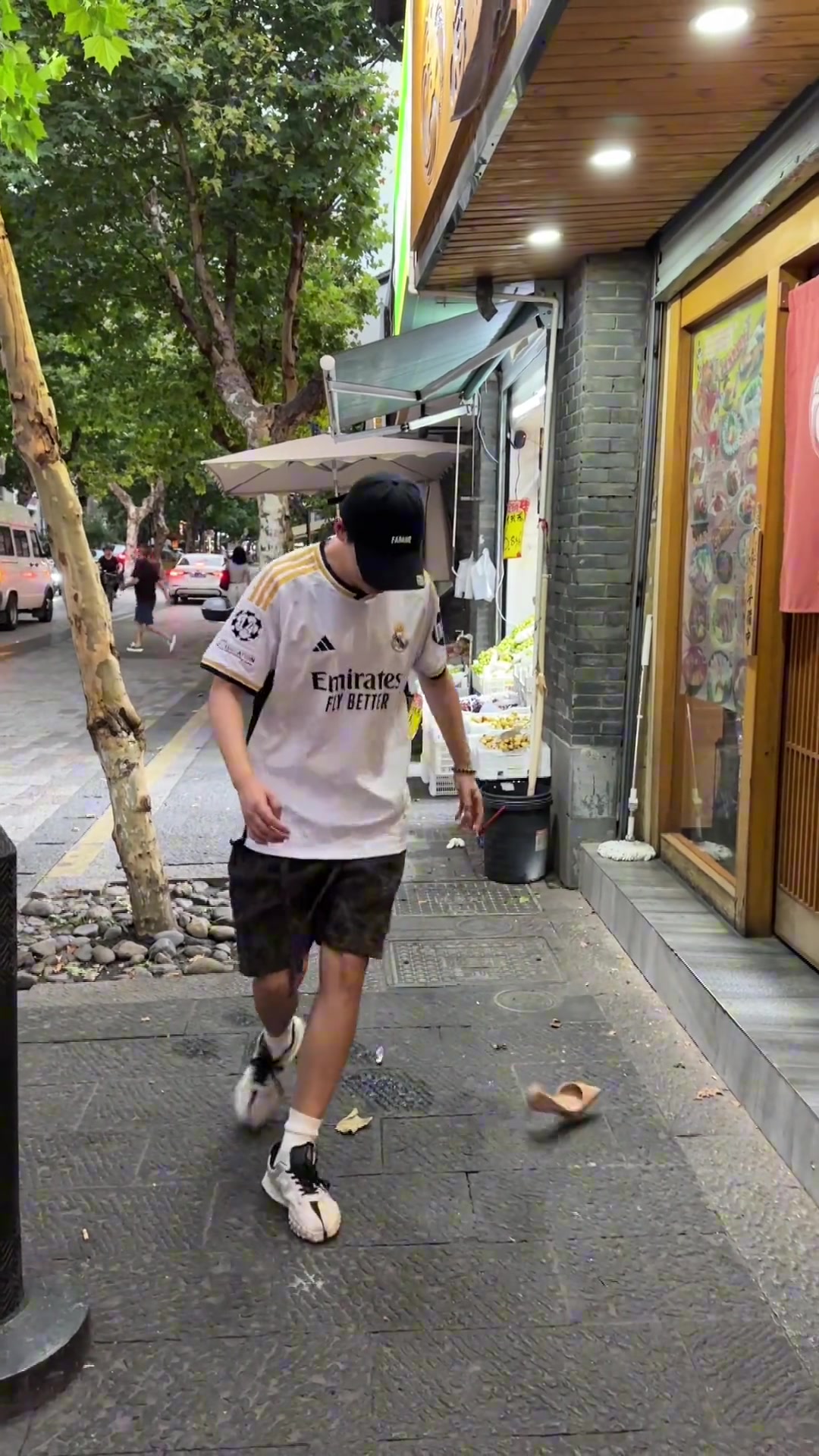 【你怎么看？】真实！听说足球迷看见啥都要上来踩两个单车？
