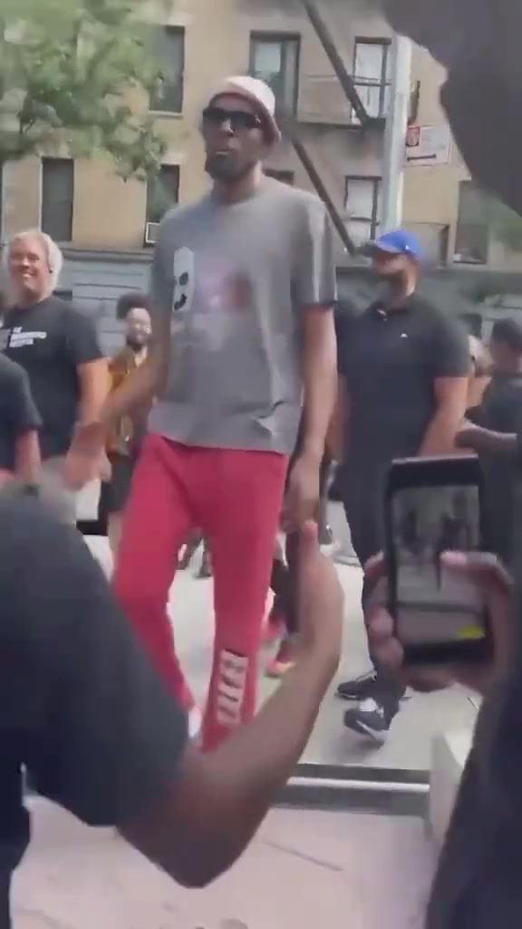 小球迷和KD击掌后兴奋不已：我将一个月不洗手